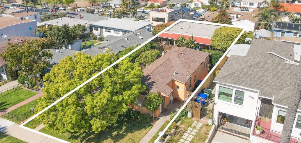 Aerial view of the 4642 Niagara lot